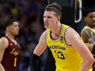 Moritz Wagner z Michiganu oslavuje svou trefu proti Loyole.