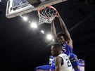 Udoka Azubuike (v modrém) z Kansasu smeuje pes Dhamira Cosbyho-Roundtreeho z...