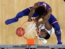 Udoka Azubuike (v modrém) z Kansasu smeuje pes Dhamira Cosbyho-Roundtreeho z...