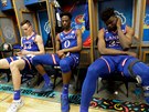 Mitch Lightfoot (44), Marcus Garrett (0) a Udoka Azubuike (35) z Kansasu...