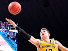 Moritz Wagner (13) z Michiganu doskoil mí v zápase s Loyolou.