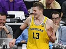 Moritz Wagner (13) z Michiganu má dobrou náladu, i kdy v zápase s Loyolou...