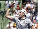 John Isner se ve finále turnaje v Miami raduje z povedeného úderu.