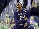Arike Ogunbowaleová z Notre Dame se raduje, rozhodla semifinále NCAA proti...
