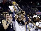 Finálová hrdinka Arike Ogunbowaleová z Notre Dame drí trofej pro vítzky NCAA.