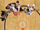 Omari Spellman (14) a Dhamir Cosby-Roundtree (21) z Villanovy a Moritz Wagner...