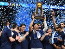 Jalen Brunson z Villanovy s pohárem pro vítze NCAA.