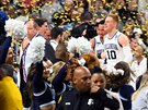 Donte DiVincenzo (10) z Villanovy slaví mezi spoluhrái titul z NCAA.