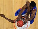 Udoka Azubuike z Kansasu smeuje pes Dhamira Cosbyho-Roundtreeho z Villanovy.