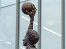 Julius Erving se dokal sochy od Philadelphia 76ers. Samozejm na ní smeuje.