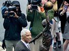 Julius Erving a jeho socha na Legends Walk u tréninkového centra Philadelphia...