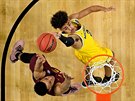 Jordan Poole (vpravo) z Michiganu zakonuje pes Marquese Townese z Loyoly.