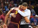 Porter Moser, trenér Loyoly, tlumí zklamání Marquese Townese.