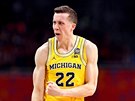 Duncan Robinson (vlevo) z Michiganu se raduje, Lucas Williamson z Loyoly je...