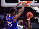 Udoka Azubuike (35) z Kansasu zasmeoval pes Dhamira Cosbyho-Roundtreeho z...