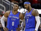 Russell Westbrook (vlevo) a Carmelo Anthony z Oklahoma City dolaují souhru v...