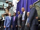 Elgin Baylor, hvzda Minneapolis Lakers a Los Angeles Lakers, dostal sochu u...