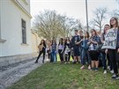 Studenti demonstrovali za opravu unikátního historického chodníku v Hradci...