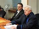 Obžalovaný sedmatřicetiletý Petr Benda (vlevo) u Krajského soudu v Ústí nad...