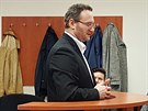 Obalovaný sedmaticetiletý Petr Benda u Krajského soudu v Ústí nad Labem (4....