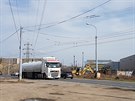 P�estavba doma�lick� �elezni�n� trati a p�ilehl� hlavn� silnice na okraji Plzn�...