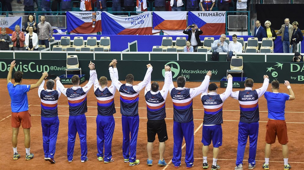 Čeští tenisté zdraví diváky po úspěšném daviscupovém souboji s Izraelem.