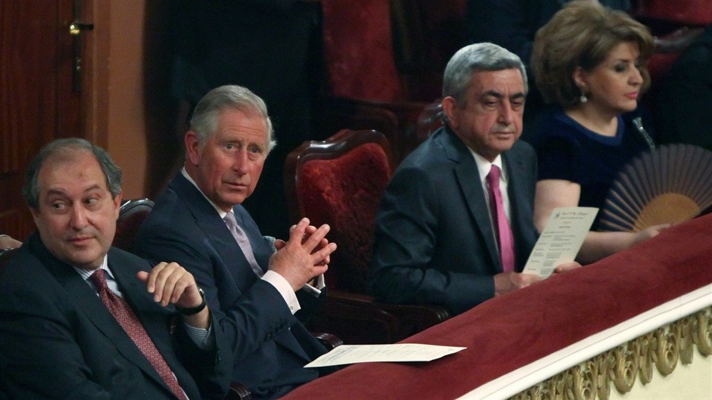 Nový arménský prezident Armen Sarkisjan (vlevo) a jeho předchůdce ve funkci...