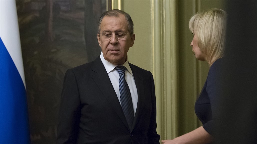 Ruský ministr zahrani�í Sergej Lavrov se svou mluv�í Marijou Zacharovovou p�ed...