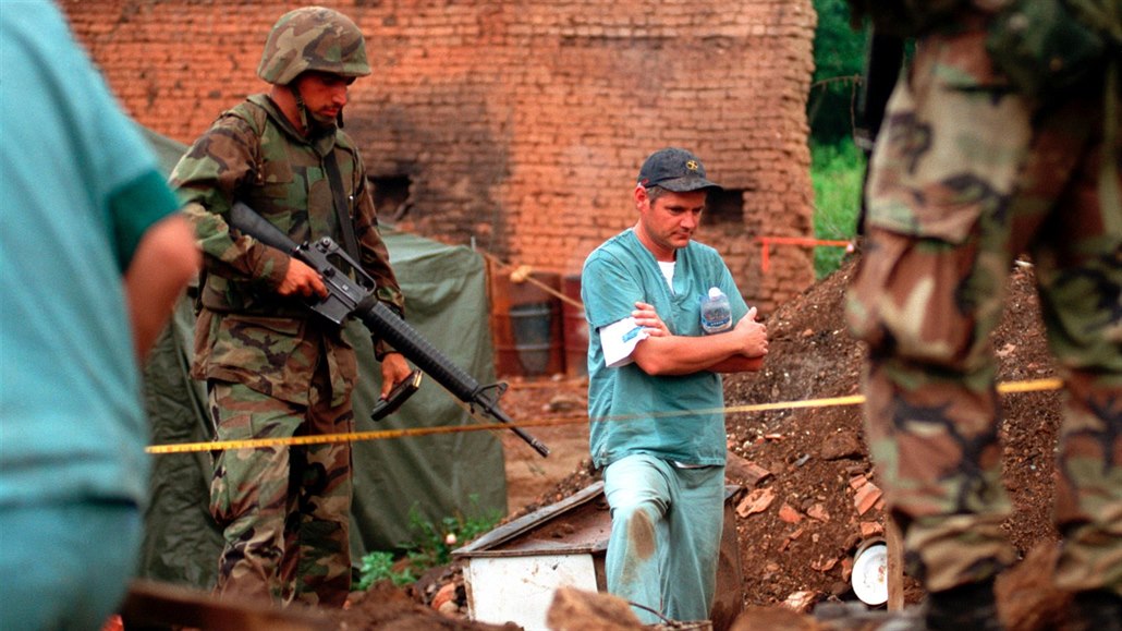 Forenzní technik nad masovým hrobem v Kosovu v roce 1999