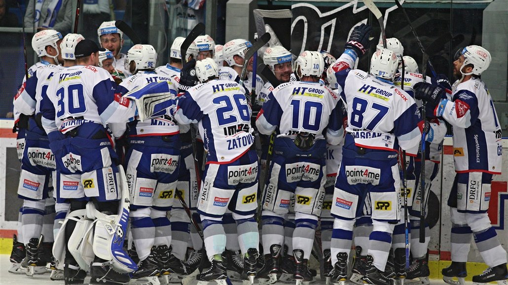 Radost brn�nských hokejist� po postupu do finále extraligového play off.