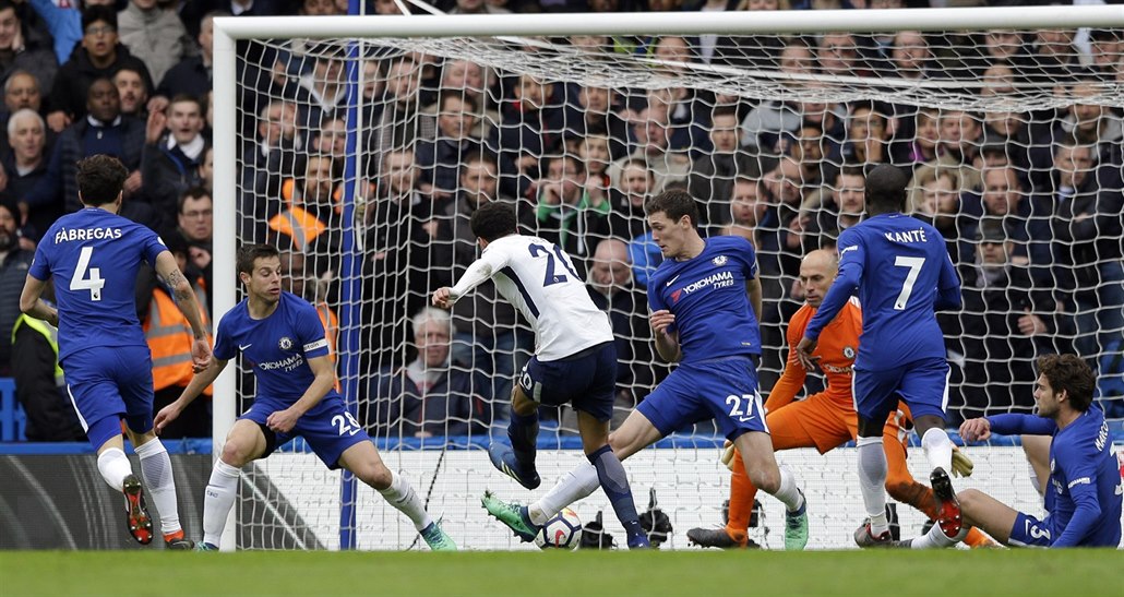 TAKHLE DAL ALLI SV�J DRUHÝ GÓL. Zálo�ník Tottenhamu tak zvý�il náskok svého...