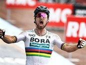 Slovenský cyklista Peter Sagan slaví vítězství v závodě Paříž-Roubaix.