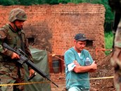 Forenzn technik nad masovm hrobem v Kosovu v roce 1999