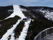 Pohled na sjezdové trat� ze Stezky v oblacích