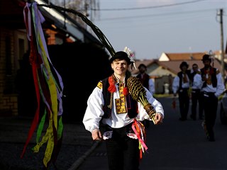 ČESKO. Světové agentury zaznamenaly i české pojetí Velikonoc. Muž s velkou...