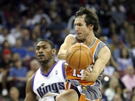 Steve Nash (vpravo) z Phoenix Suns bude uveden do basketbalov Sn slvy, na...