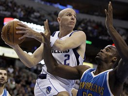 Jason Kidd (vlevo) z Dallas Mavericks se chyst pihrt m okolo soupee z New...