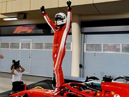 Německý pilot stáje Ferrari Sebastian Vettel slaví výhru ve Velké ceně Bahrajnu.