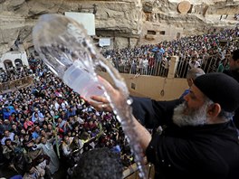 EGYPT. Kopttí kesané v Káhie ekají, a je knz svlaí svcenou vodou. (1....