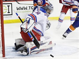 Brank Ondej Pavelec z New York Rangers likviduje anci v duelu s mstskm...