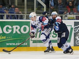 Brnnsk talent Martin Neas (vpravo) ujd s pukem plzeskmu stelci Milanu...