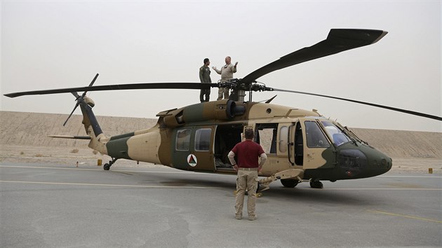 Afghnt piloti pebraj americk vrtulnky UH-60 Black Hawk (19. bezna 2018)