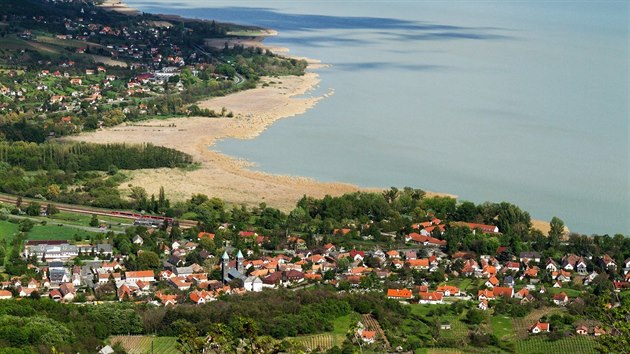 Balaton m na dlku 78 kilometr. Nejvt stedoevropsk jezero je oblbenm clem turist.