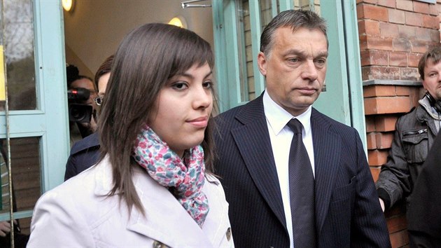 Viktor Orbn se svoj dcerou Rahel u voleb v roce 2010.