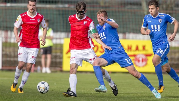 Momentka z duelu Pardubice - Vtkovice. O m se petlauje domc kapitn Jan Jebek s hostujcm Martinem Motykou.