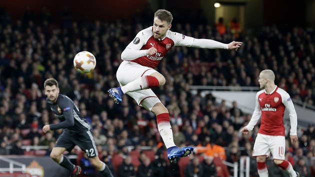 Aaron Ramsey z Arsenalu dv ndhern gl v utkn s CSKA Moskva.