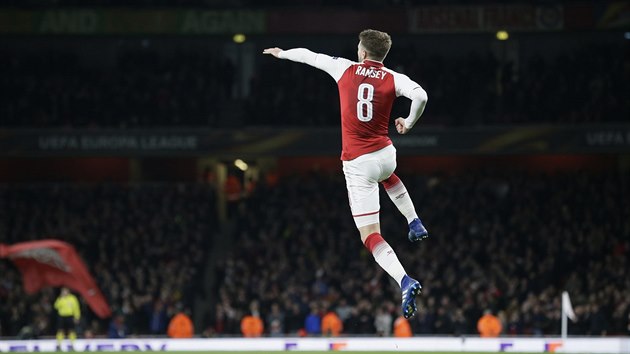 Aaron Ramsey z Arsenalu slav svoj krsnou trefu v utkn s CSKA Moskva.