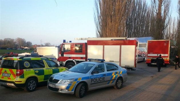 Hasii a policist ptraj v Labi v elkovicch u Prahy po mui, kter se pi plavn potopil pod vodu a ji se nevynoil. (8. dubna 2018)