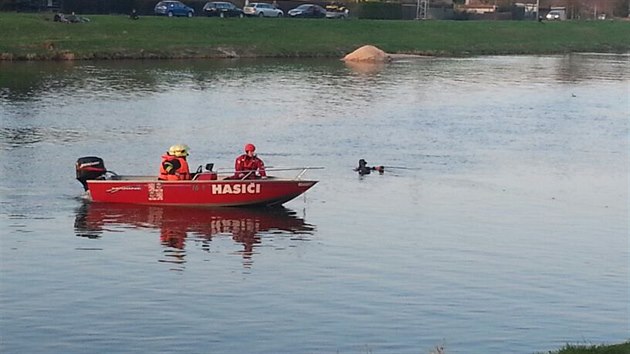 Hasii a policist ptraj v Labi v elkovicch u Prahy po mui, kter se pi plavn potopil pod vodu a ji se nevynoil. (8. dubna 2018)