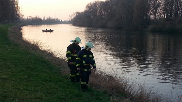 Hasii a policist ptraj v Labi v elkovicch u Prahy po mui, kter se pi plavn potopil pod vodu a ji se nevynoil. (8. dubna 2018)